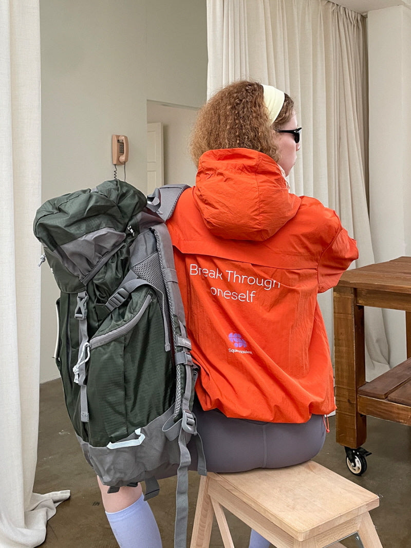 Trail Light Hooded Windbreaker